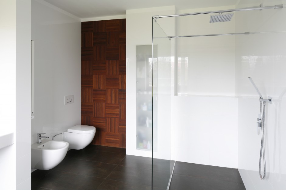 Minimalistyczna łazienka ocieplona drewnem – tak można urządzać na lata