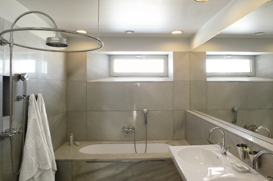 Bardzo mała łazienka – z dużą wanną, prysznicem, podwójną umywalką 