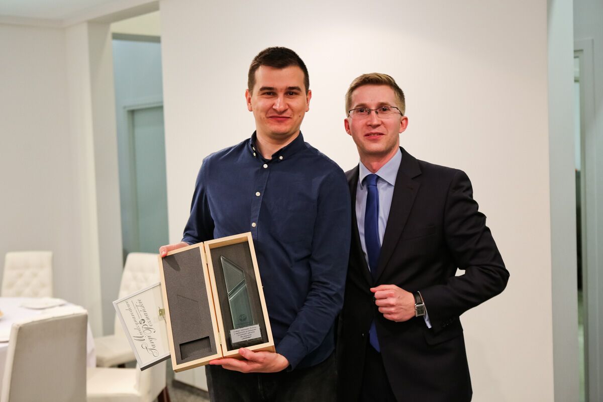 Nagrodę z rąk Konrada Fleśmana (MTP) odebrał Arek Kaczanowski.