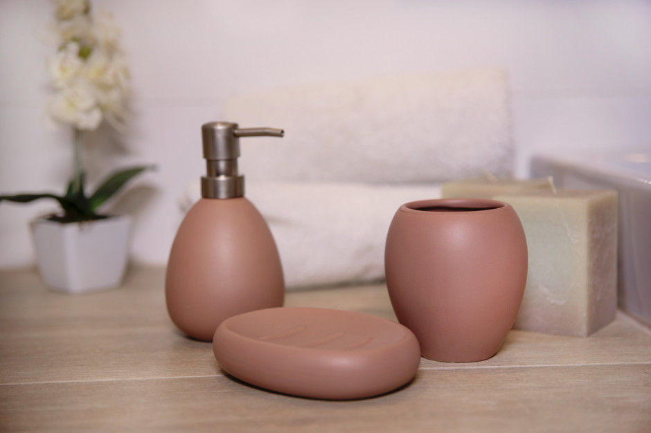 Detal w łazience: eleganckie akcesoria z ceramiki