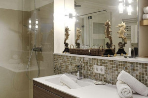 Piękne, szare i naturalne hotelowe łazienki. Tak się wypoczywa w niemieckim kurorcie