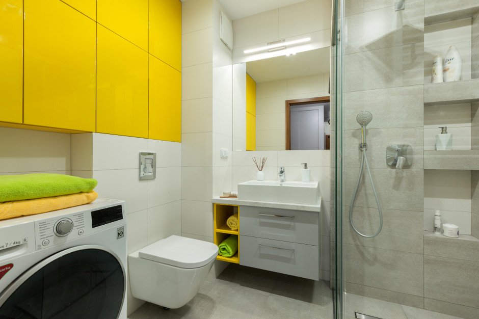 Mała łazienka dla rodziny: zobacz projekt ożywiony kolorem