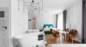 Mikroapartament z wanną wolnostąjącą w salonie